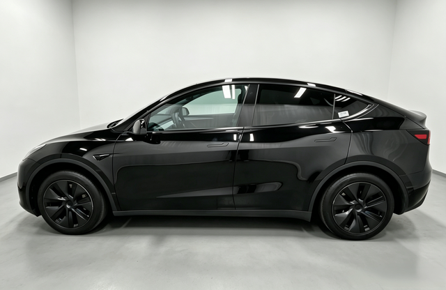 Tesla Model Y 2023 thumb 2