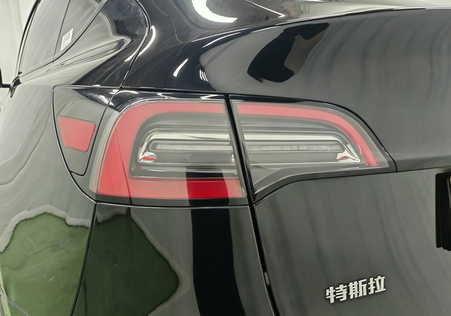 Tesla Model Y 2023 thumb 11