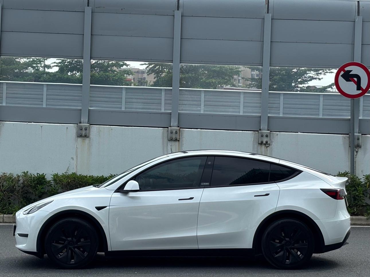 Tesla Model Y 2021 thumb 2
