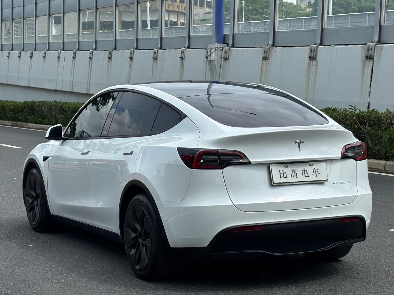 Tesla Model Y 2021 thumb 3