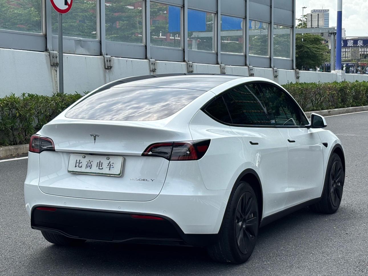 Tesla Model Y 2021 thumb 5