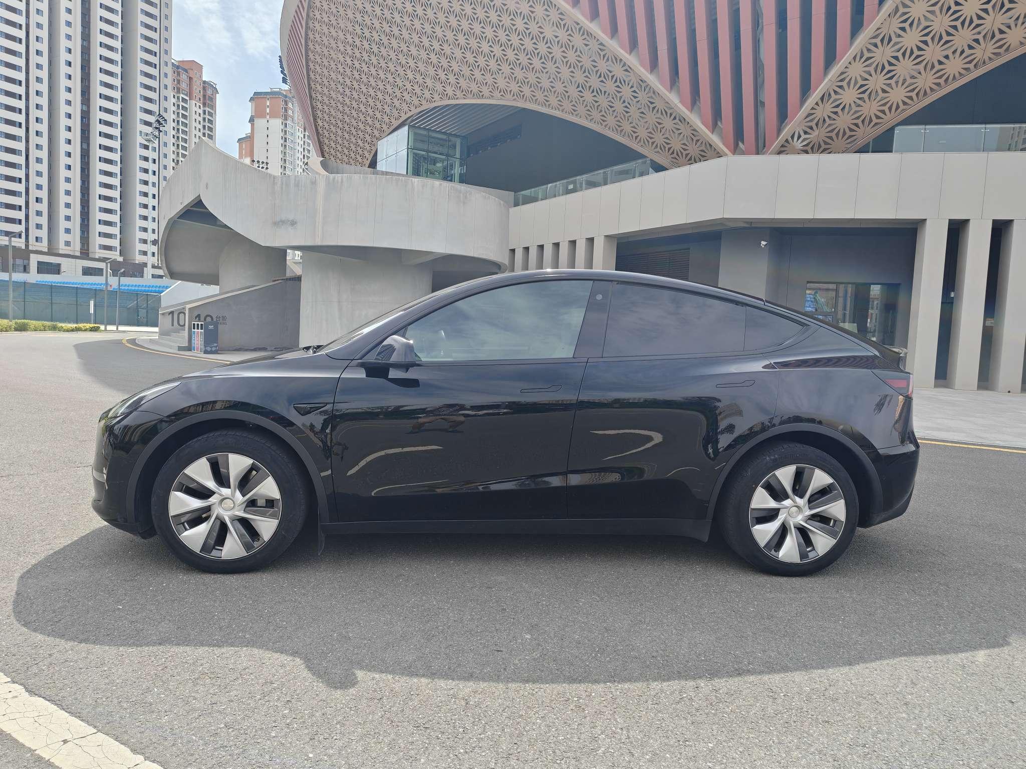 Tesla Model Y 2022 thumb 2