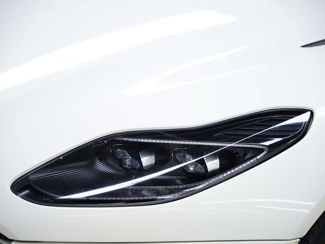 Aston Martin DB11 2019 thumb 6