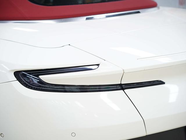 Aston Martin DB11 2019 thumb 8