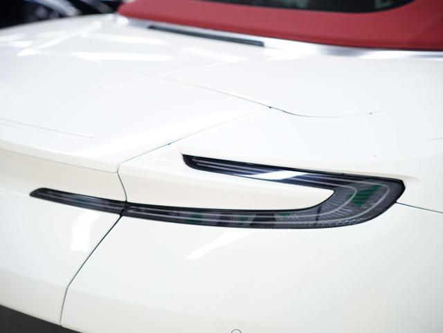 Aston Martin DB11 2019 thumb 10