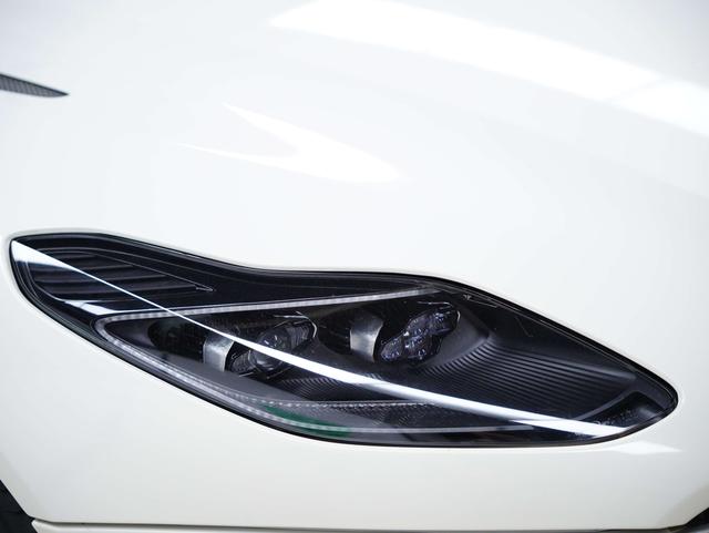 Aston Martin DB11 2019 thumb 11