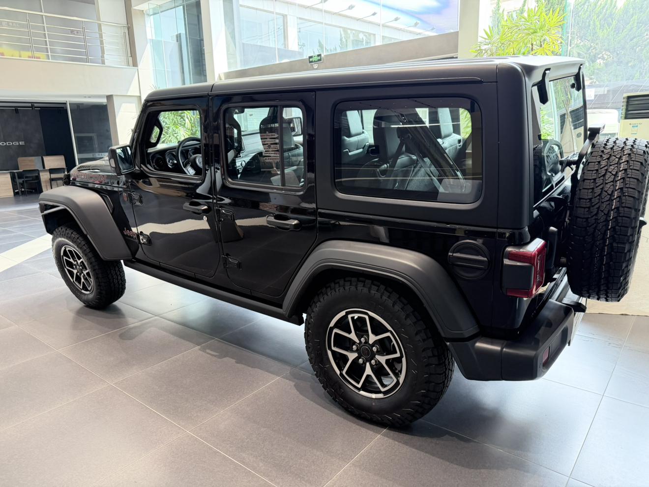 Jeep Wrangler 2024 thumb 2
