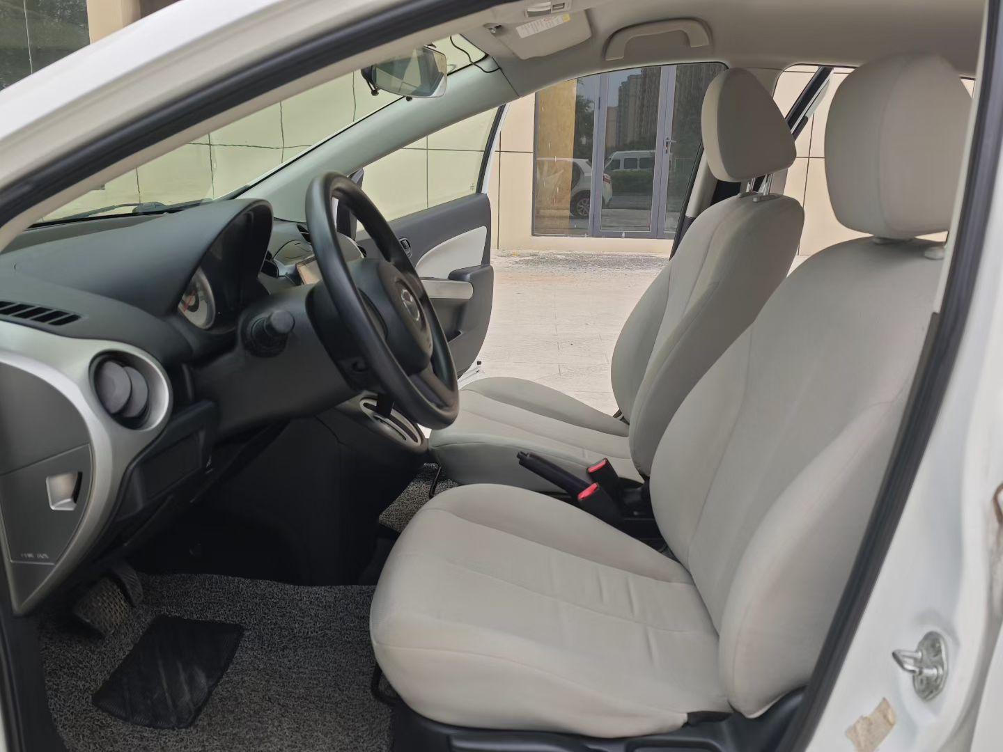 Mazda 2 2011 thumb 6