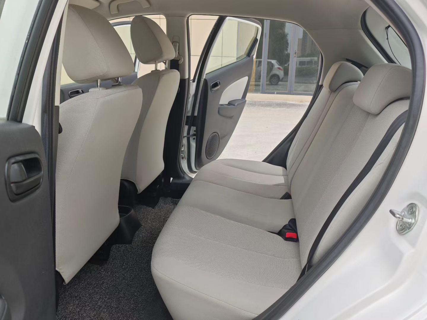 Mazda 2 2011 thumb 7