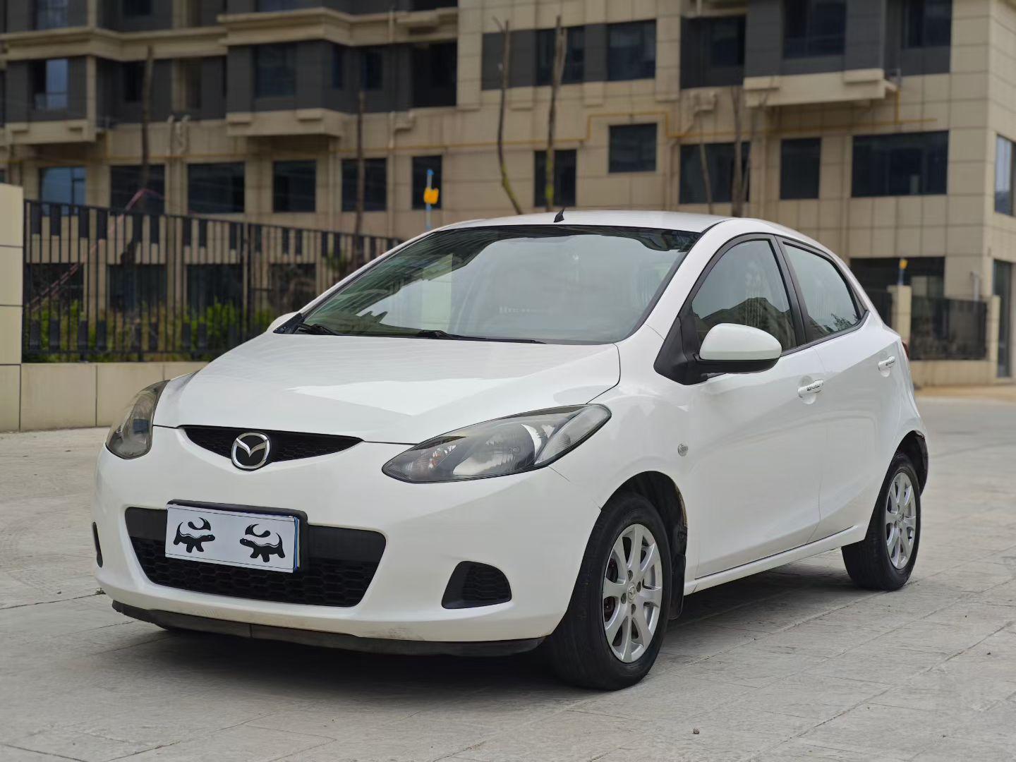Mazda 2 2011 thumb 8