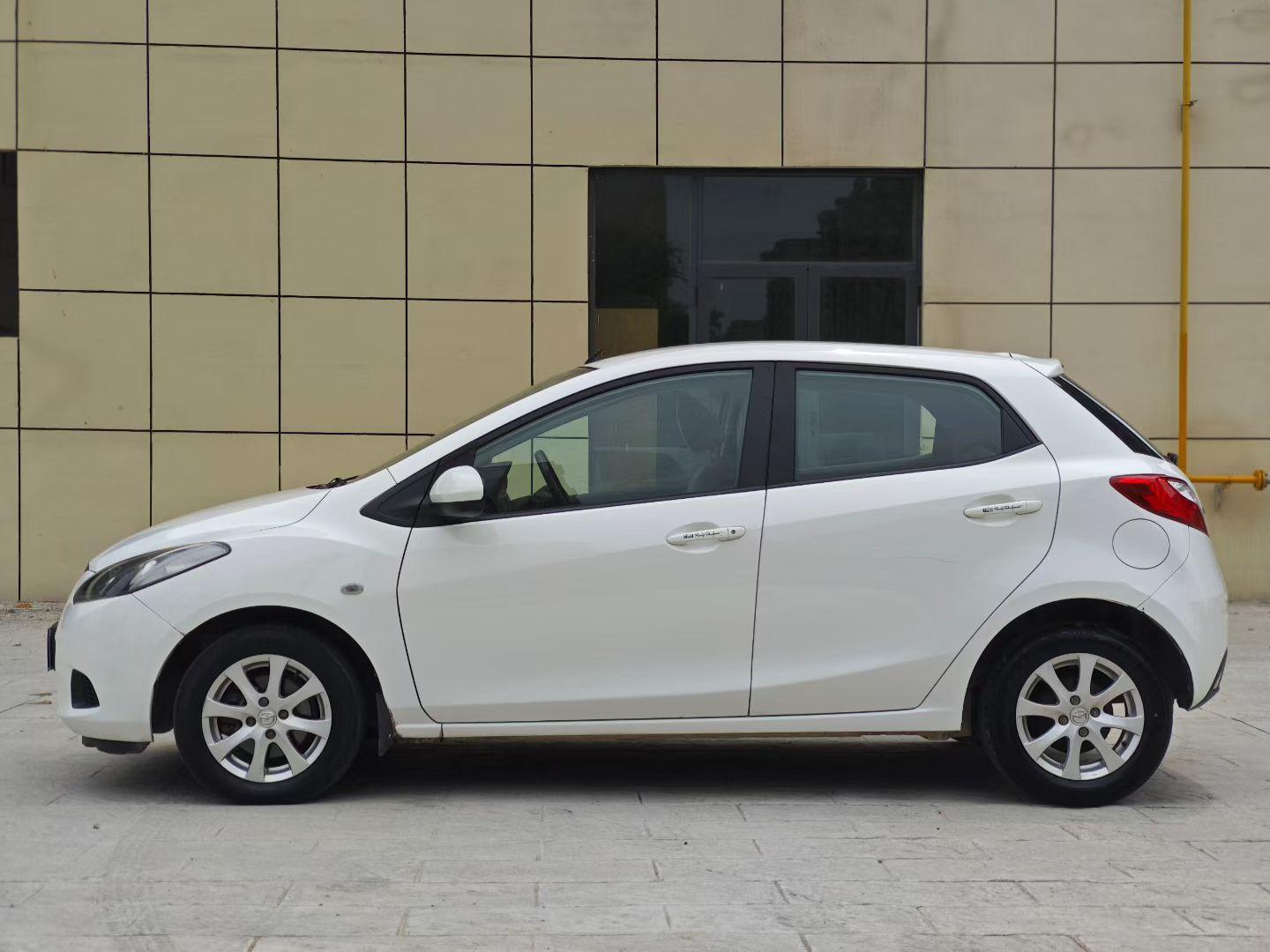Mazda 2 2011 thumb 10