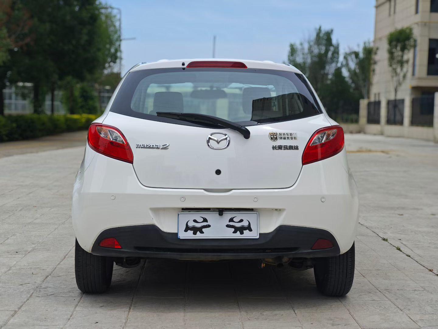 Mazda 2 2011 thumb 12