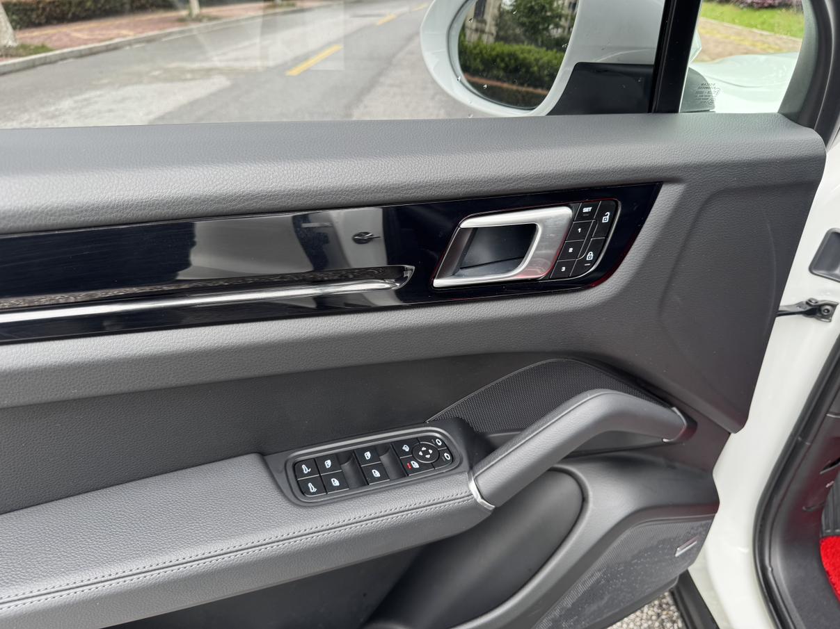 Porsche Cayenne 2023 thumb 11