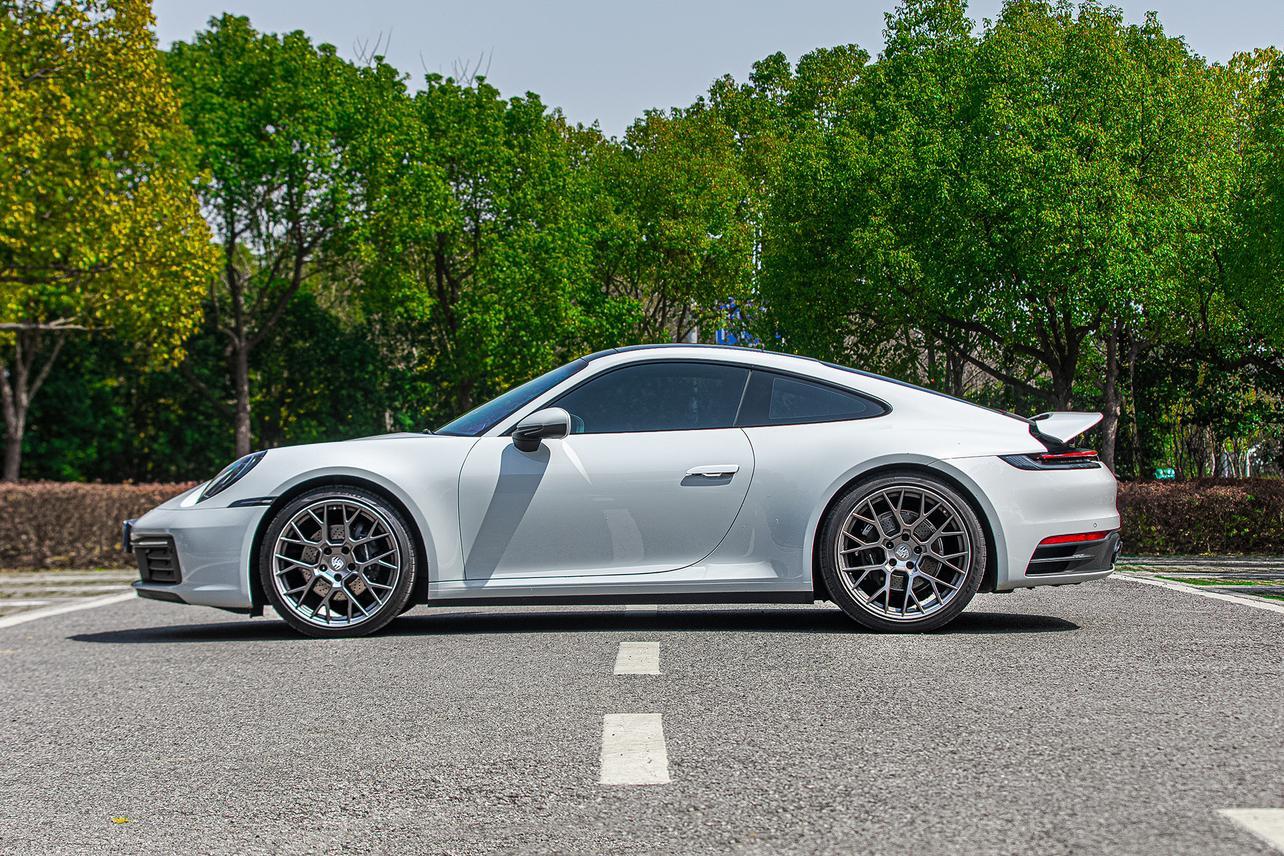 Porsche 911 2020 thumb 2
