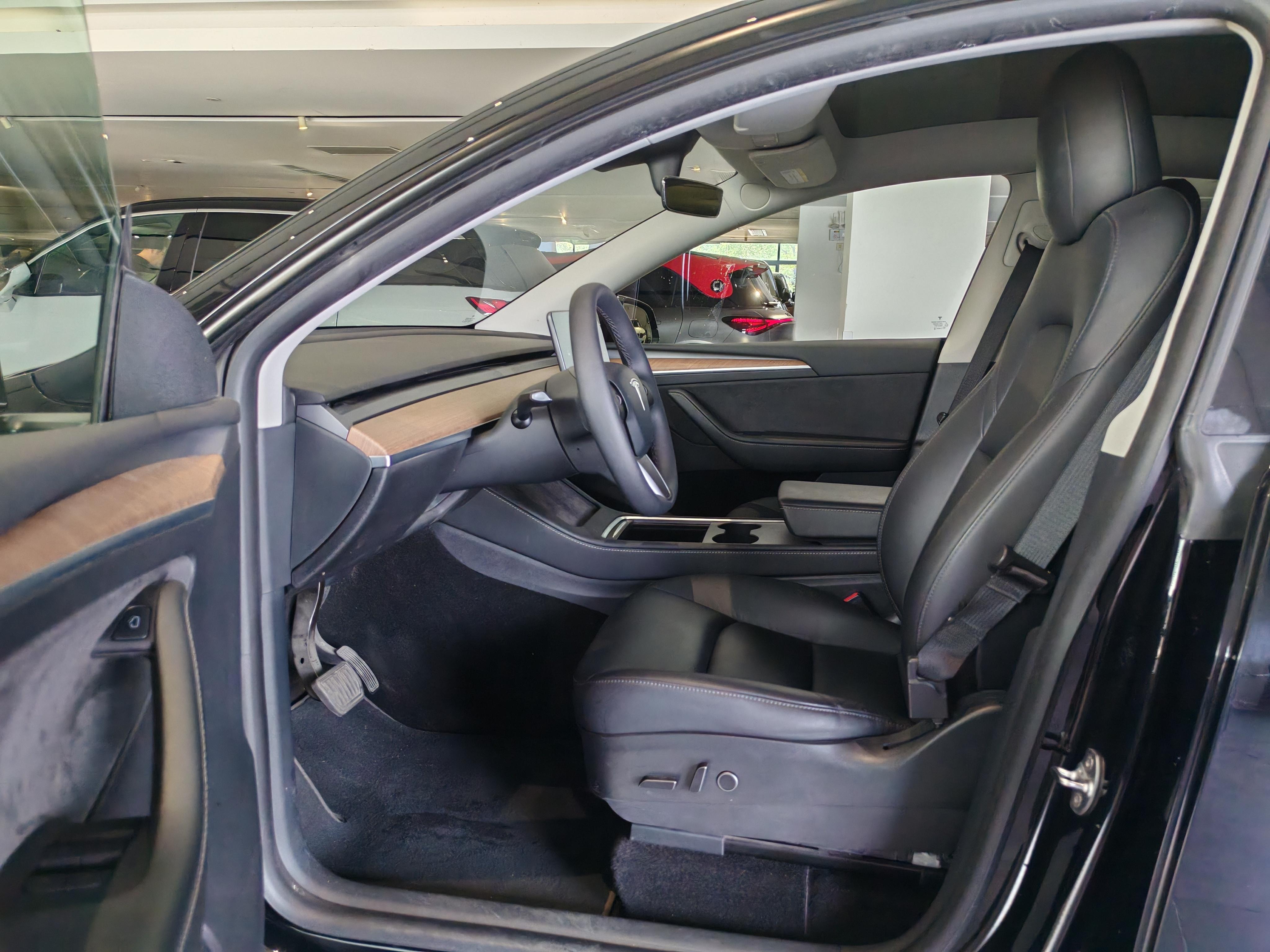 Tesla Model Y 2021 thumb 6