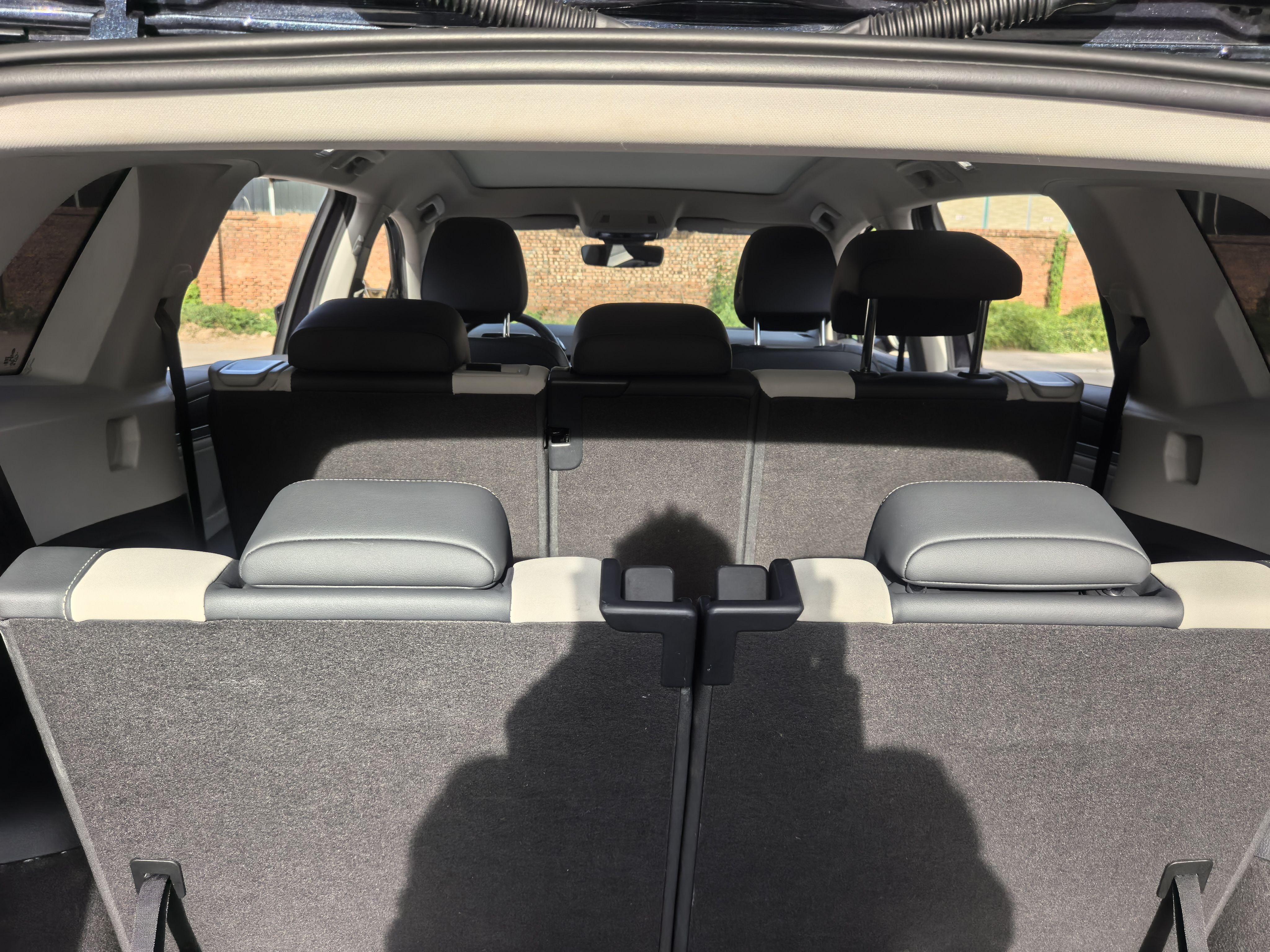 Volkswagen ID.6 2021 thumb 5