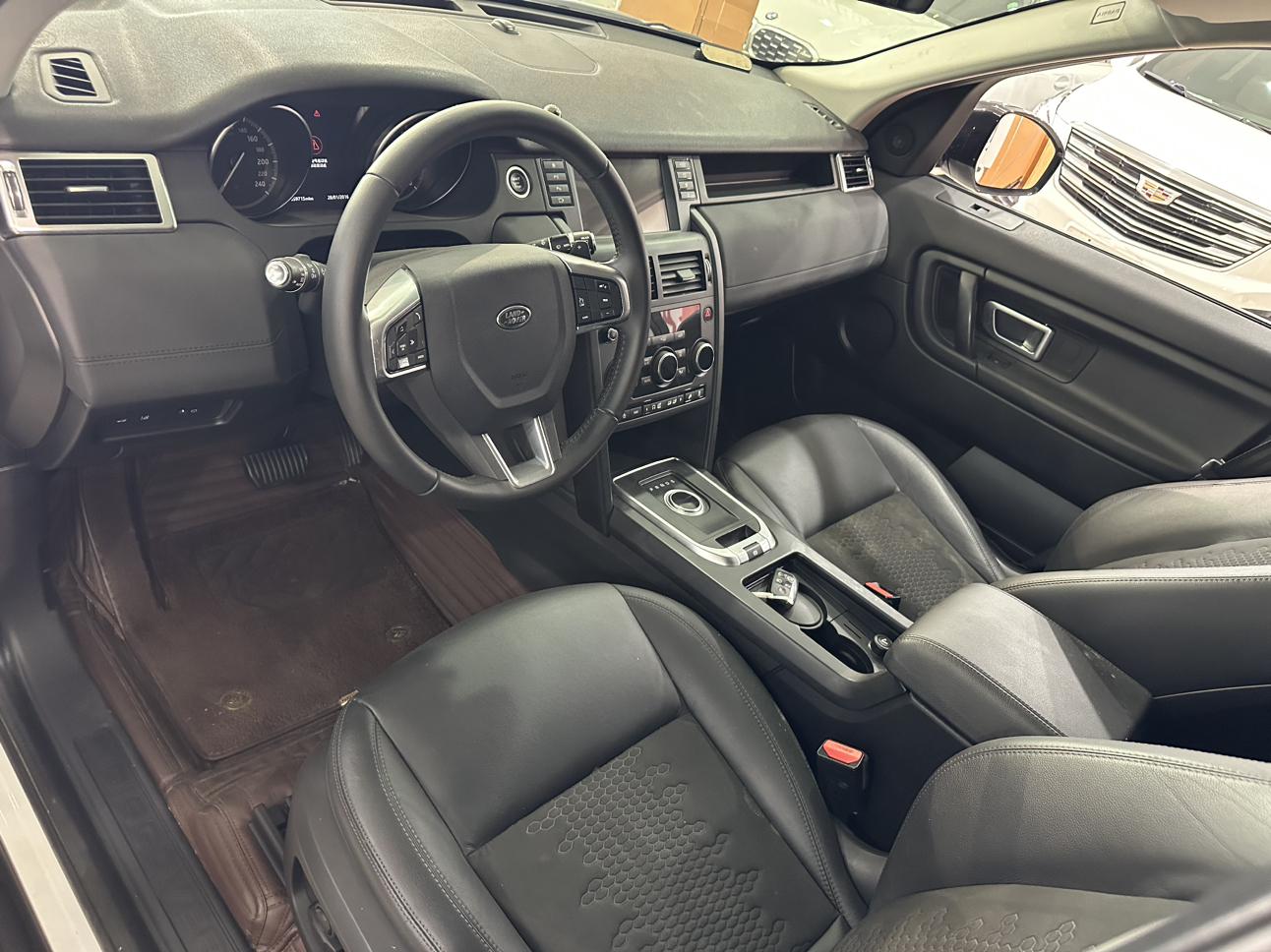 Land Rover Discovery Sport 2019 thumb 8