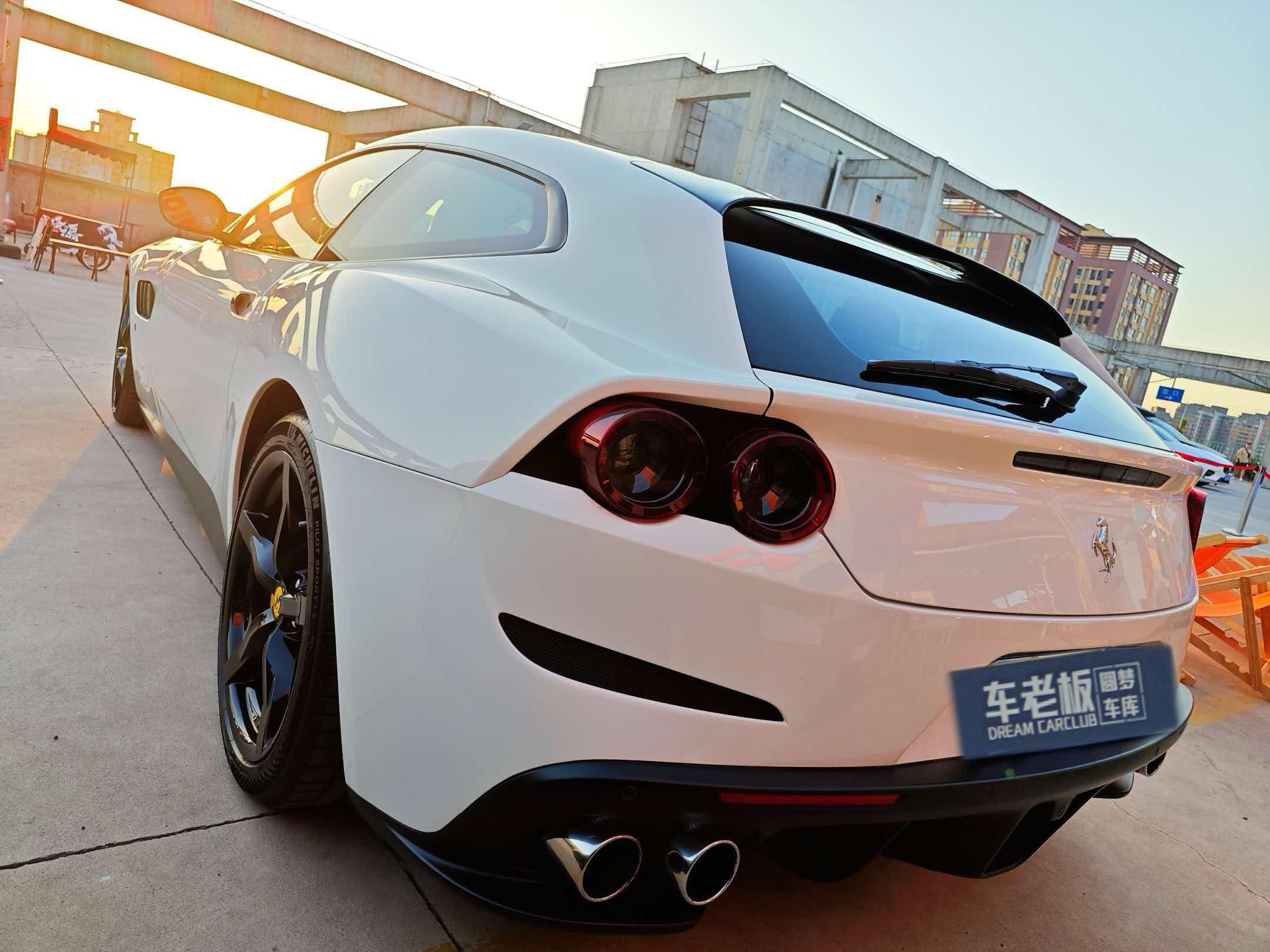 Ferrari GTC4Lusso 2017 thumb 10