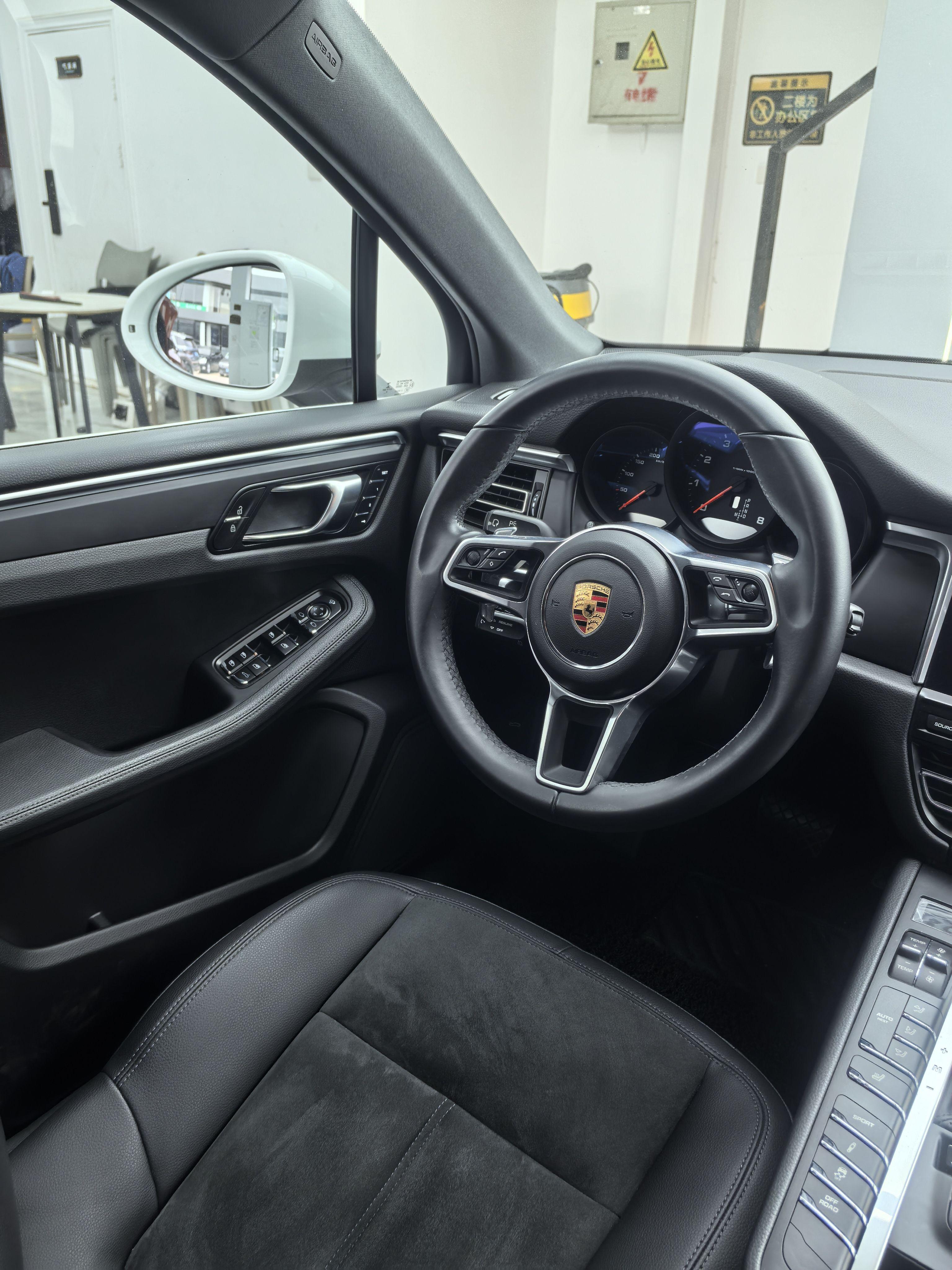 Porsche Macan 2018 thumb 11