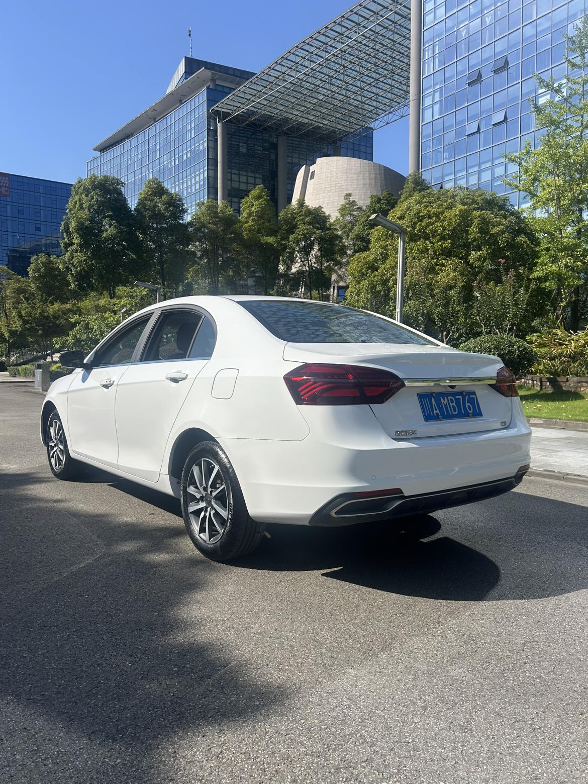 Geely Emgrand 2019 thumb 2