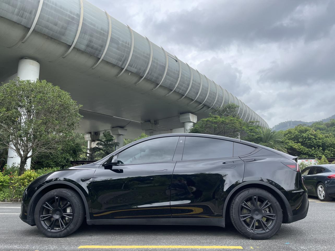 Tesla Model Y 2022 thumb 2
