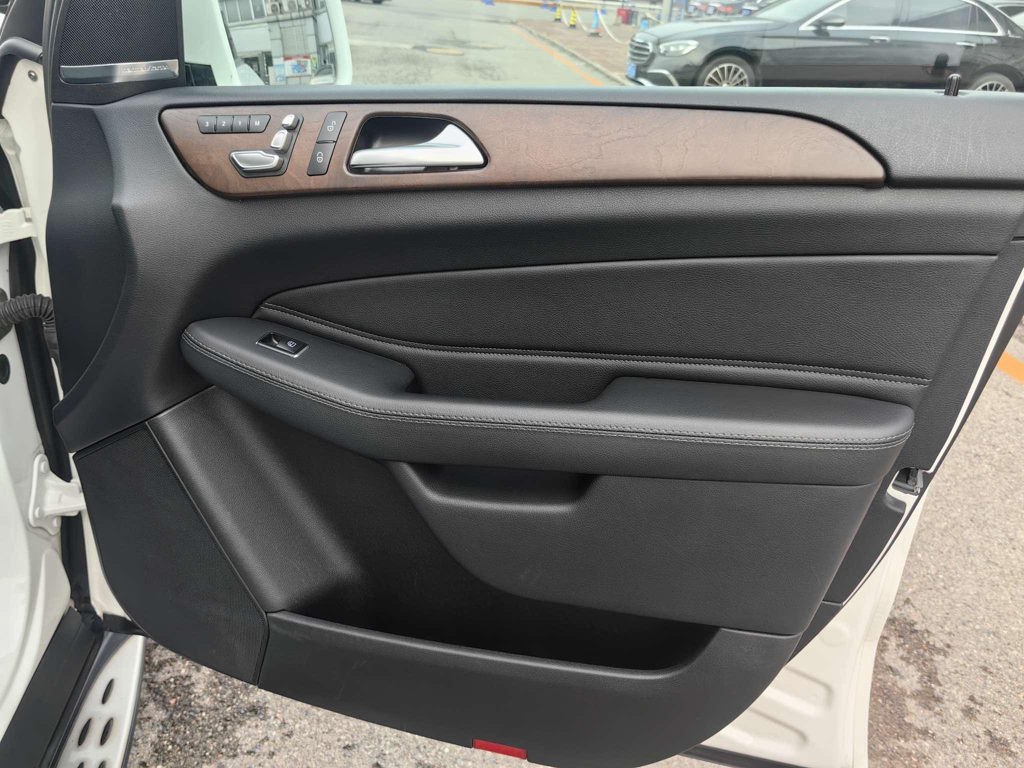 Mercedes-Benz GLE 2017 thumb 6