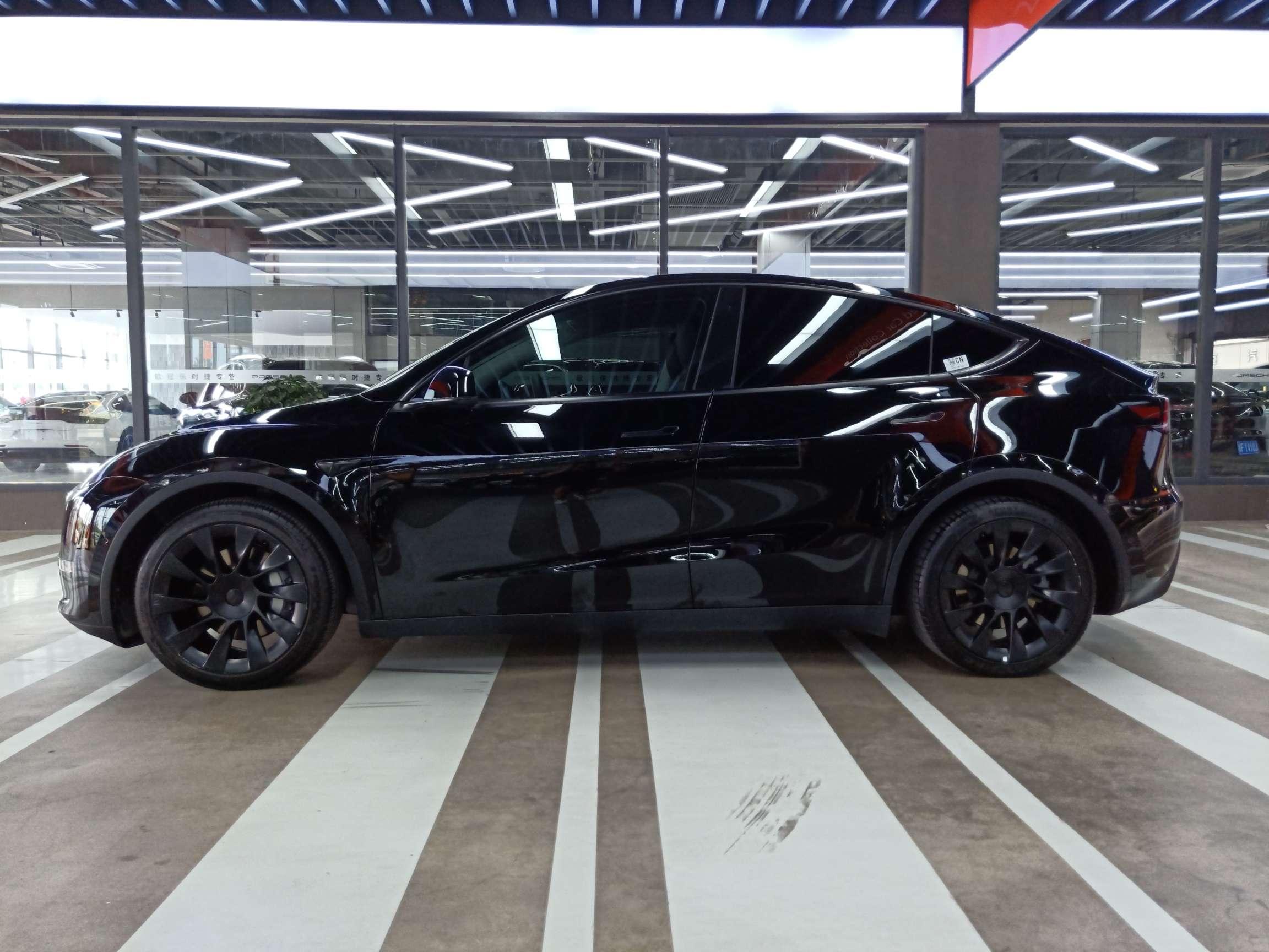 Tesla Model Y 2021 thumb 2