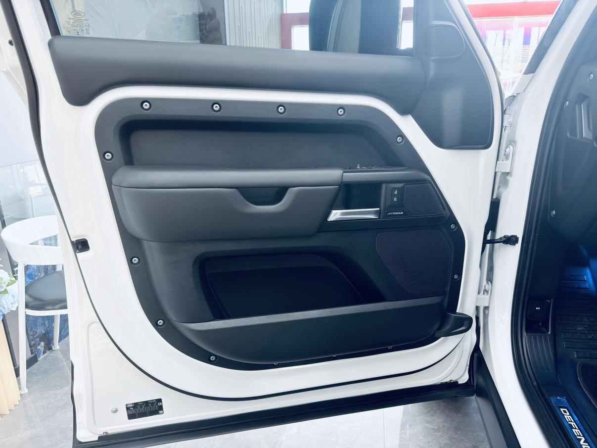 Land Rover Defender 2025 thumb 11