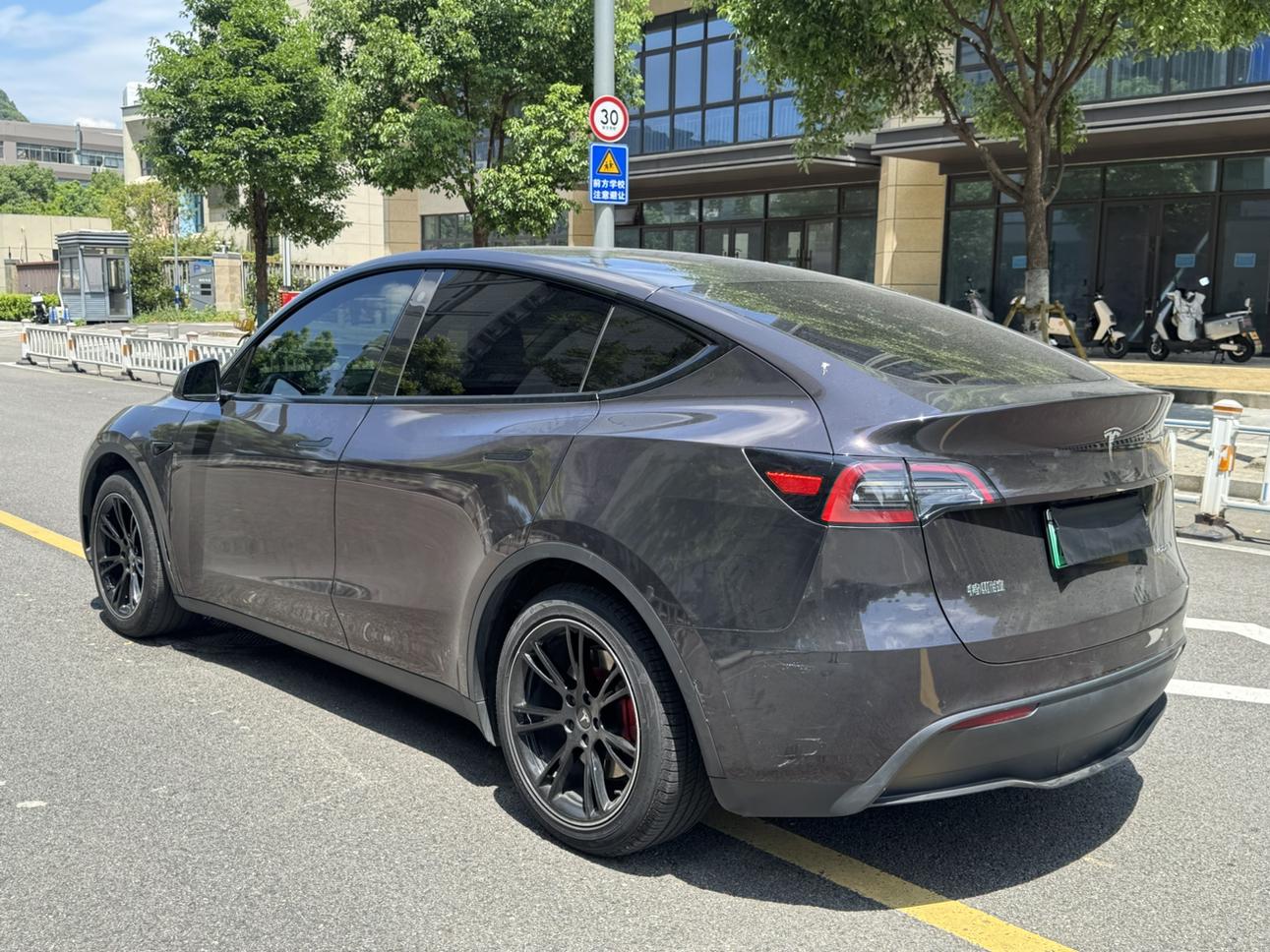 Tesla Model Y 2023 thumb 2