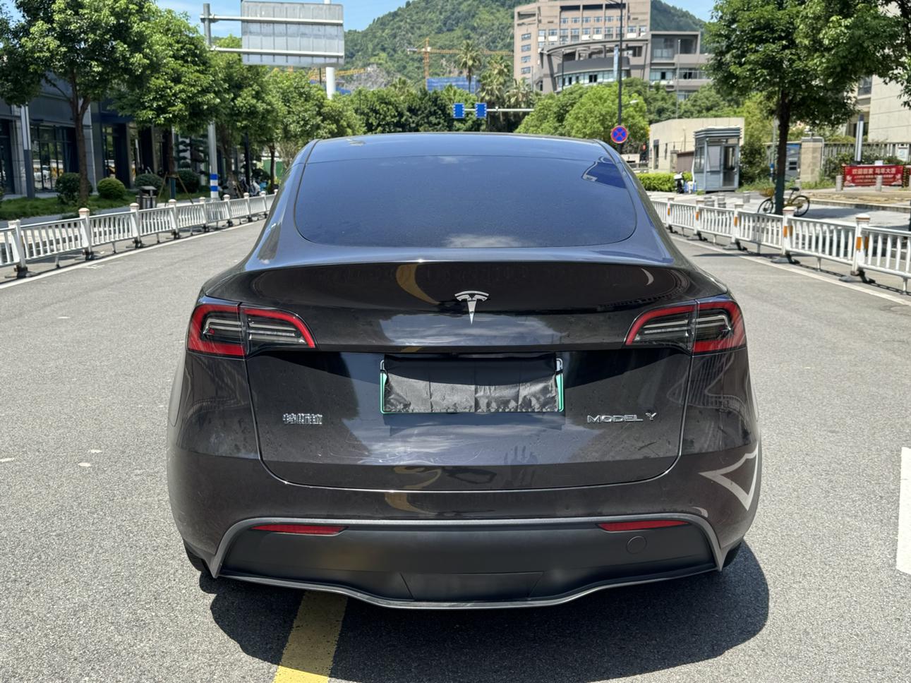 Tesla Model Y 2023 thumb 3