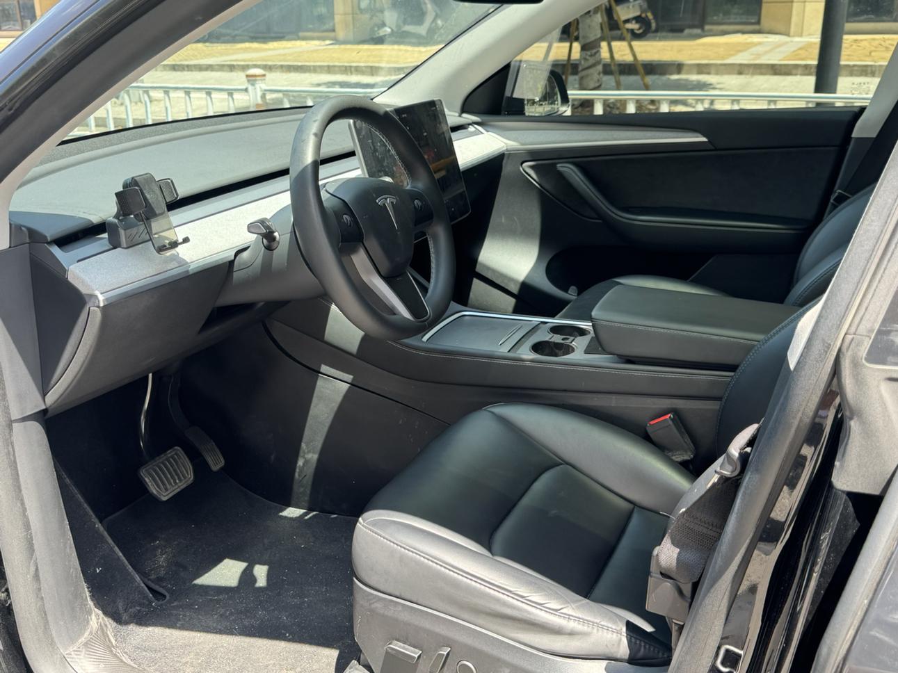 Tesla Model Y 2023 thumb 7