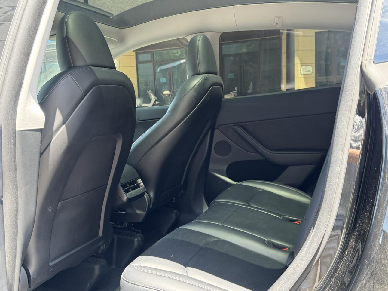 Tesla Model Y 2023 thumb 8