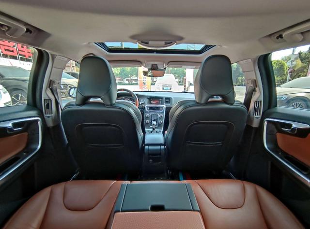 Volvo V60 2015 thumb 10