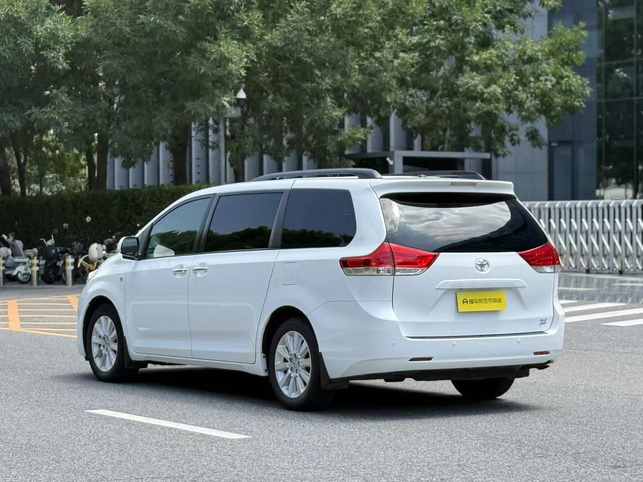 Toyota Sienna 2015 thumb 2