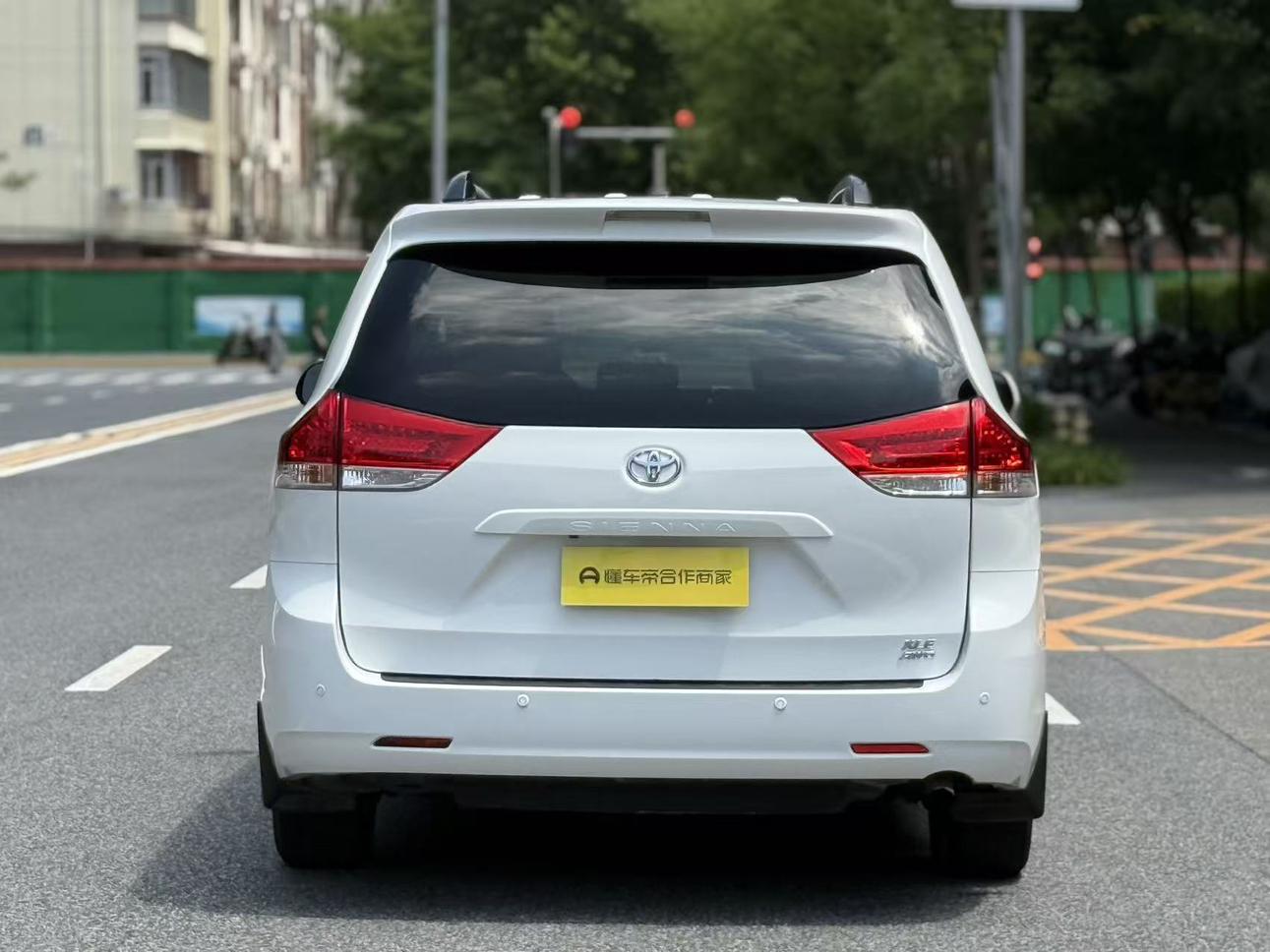 Toyota Sienna 2015 thumb 3