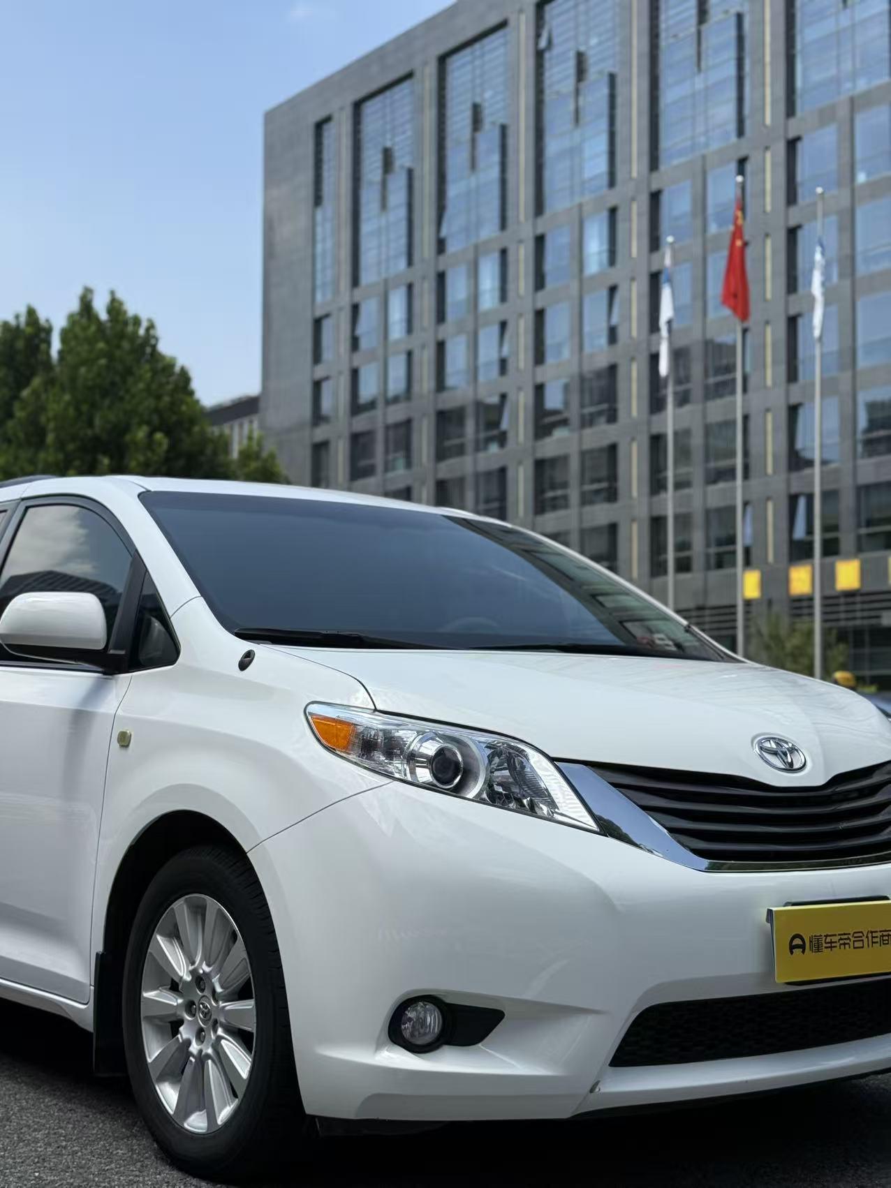 Toyota Sienna 2015 thumb 4