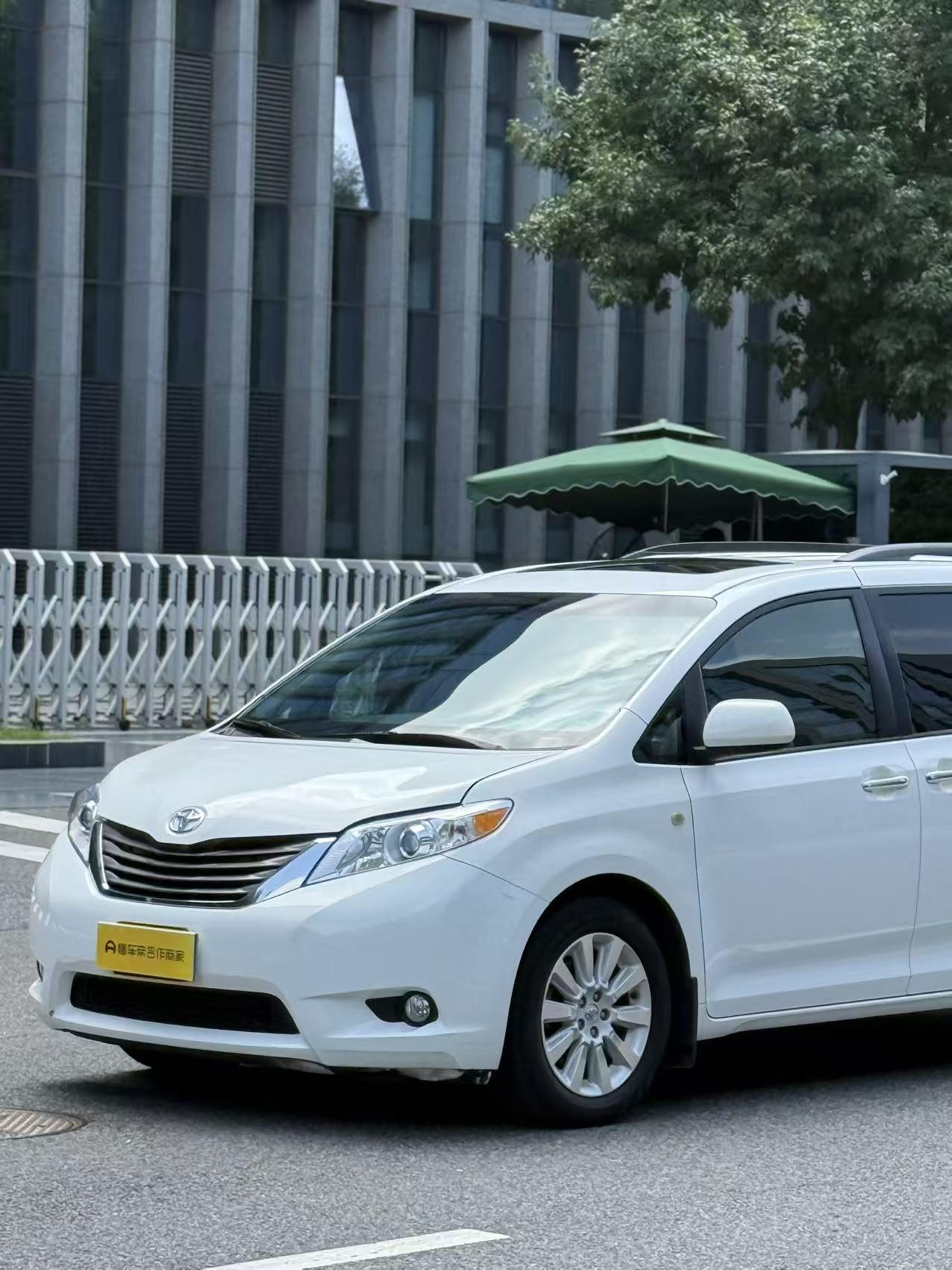 Toyota Sienna 2015 thumb 9