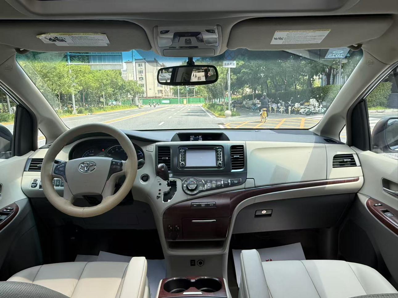 Toyota Sienna 2015 thumb 10