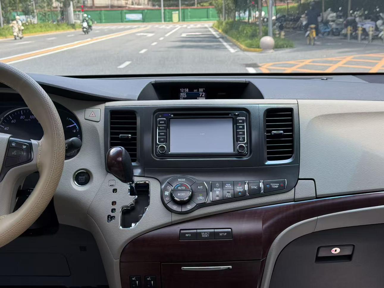 Toyota Sienna 2015 thumb 11