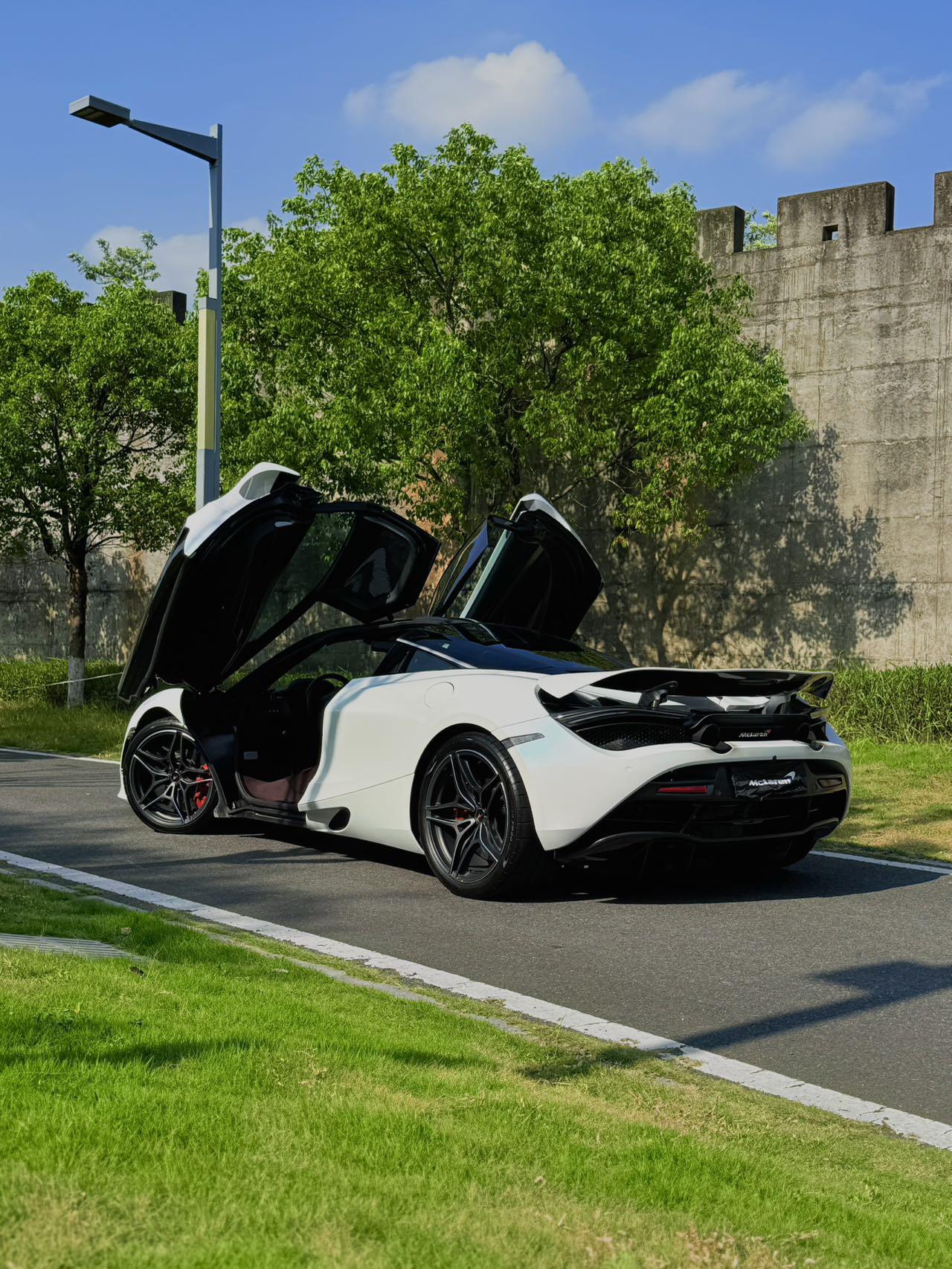 McLaren 720S 2019 thumb 2