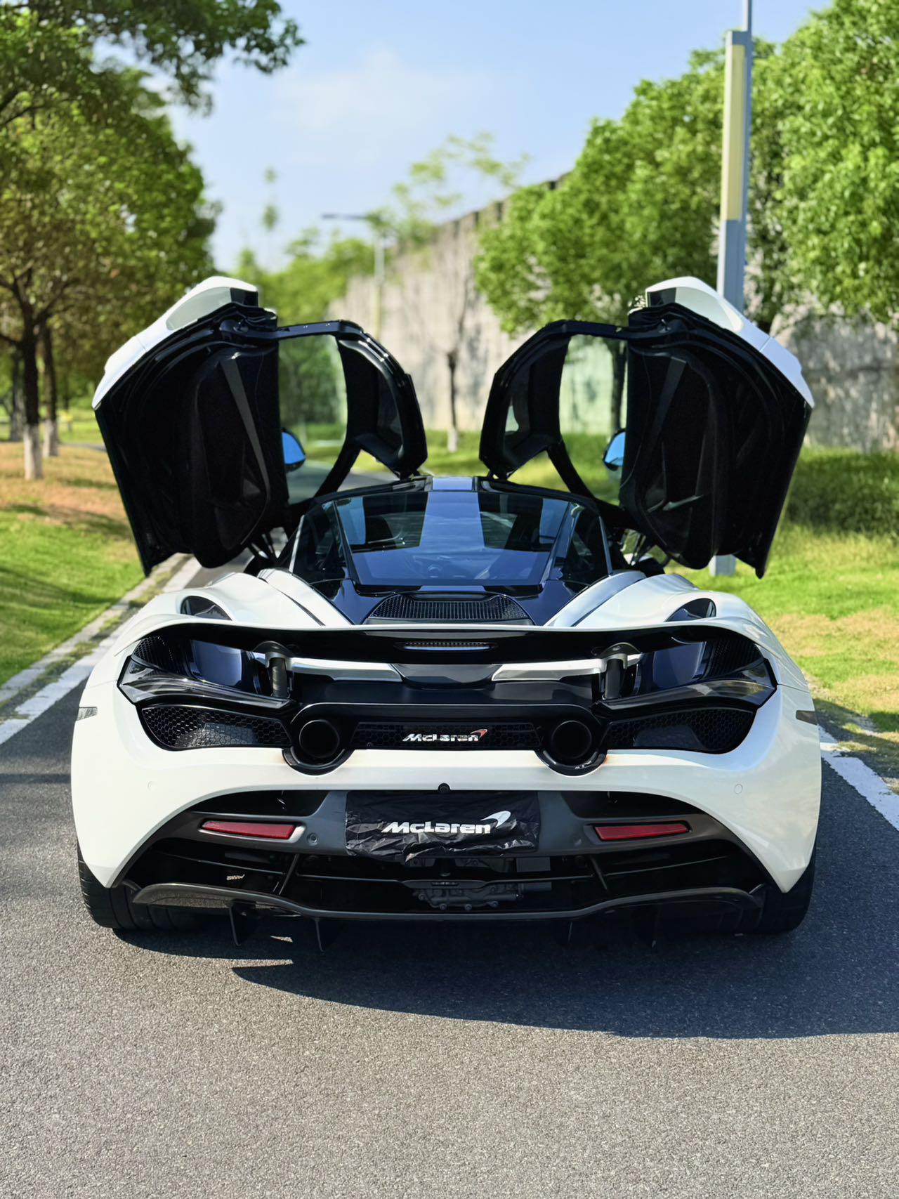 McLaren 720S 2019 thumb 3