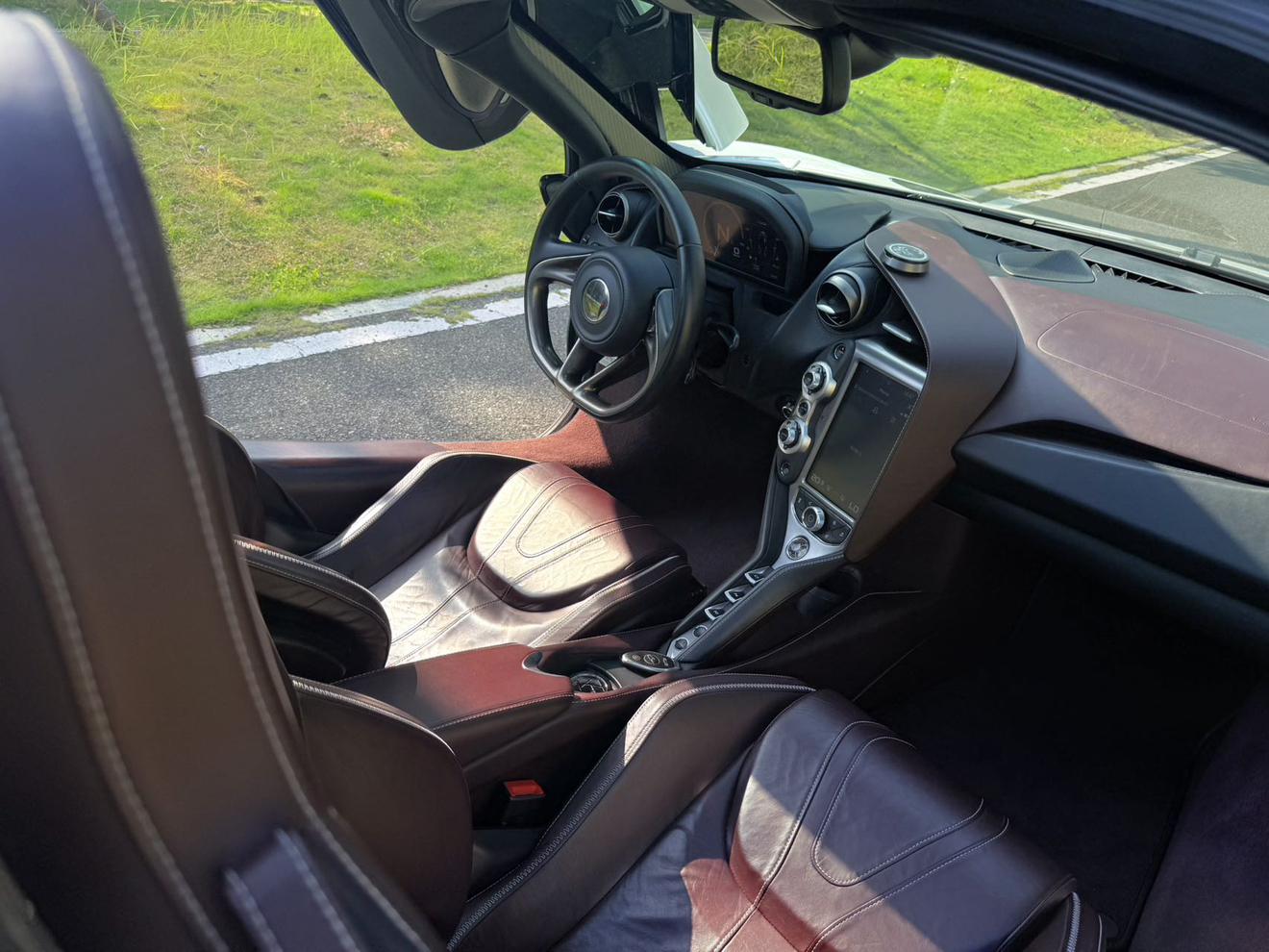 McLaren 720S 2019 thumb 10
