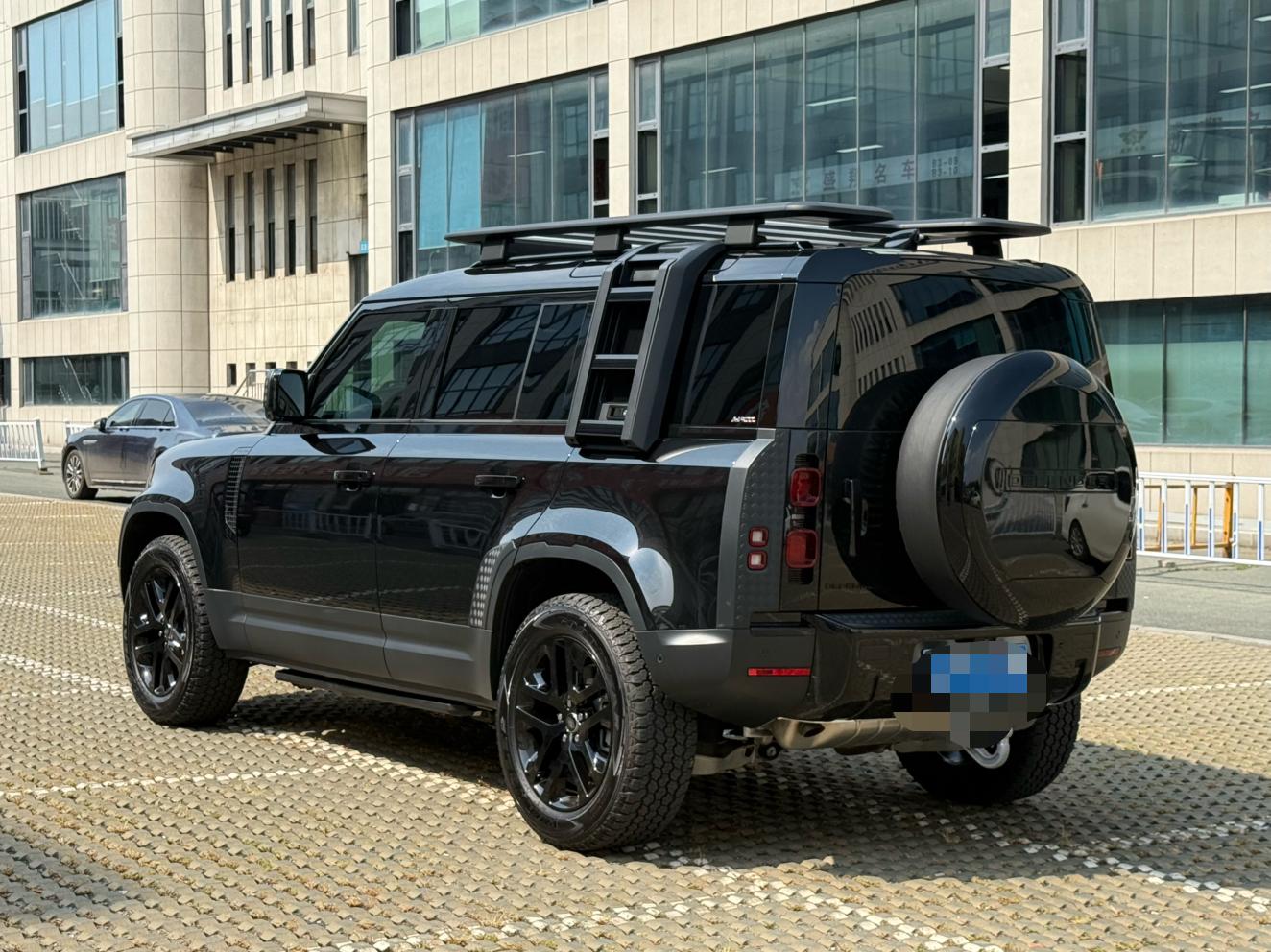 Land Rover Defender 2025 thumb 2