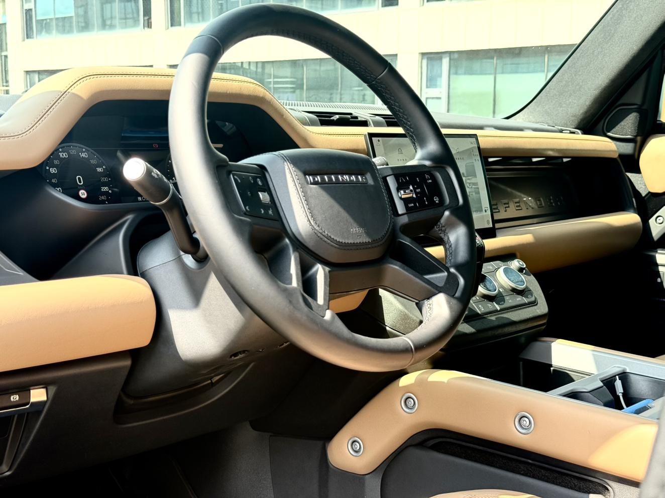 Land Rover Defender 2025 thumb 10