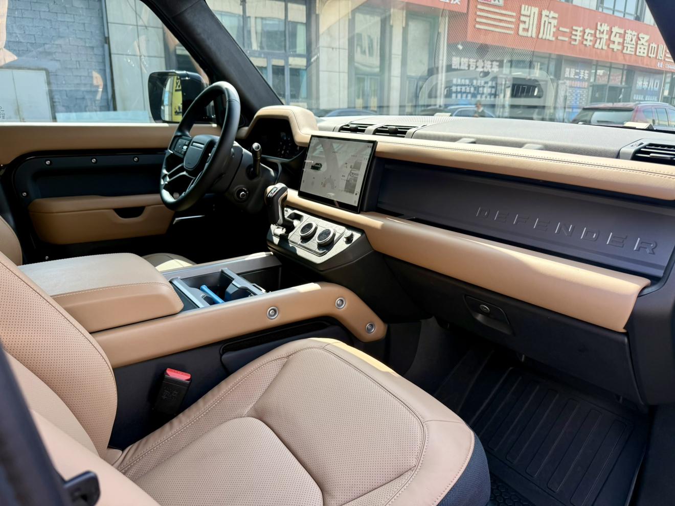 Land Rover Defender 2025 thumb 12