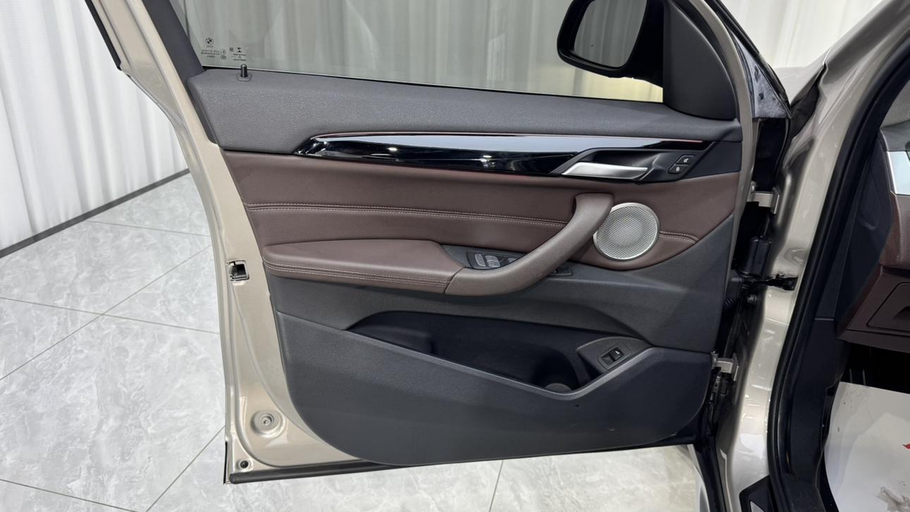 BMW X1 2022 thumb 6