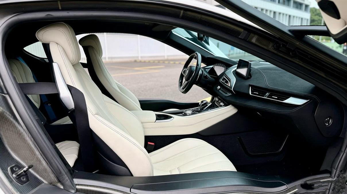 BMW i8 2014 thumb 7
