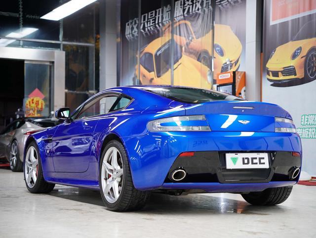 Aston Martin Vantage 4.0T V8 2012 thumb 3