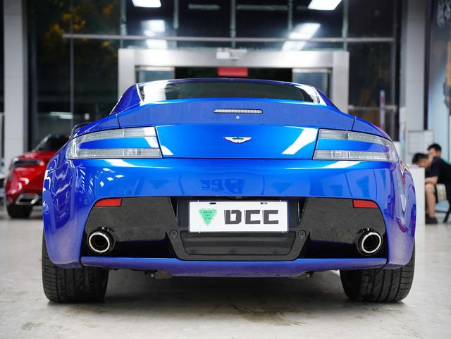 Aston Martin Vantage 4.0T V8 2012 thumb 4