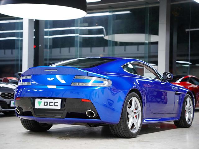 Aston Martin Vantage 4.0T V8 2012 thumb 5